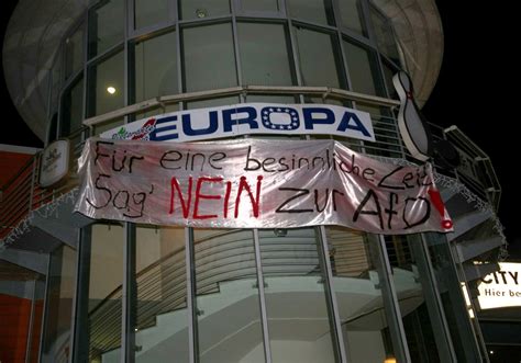Kein Sex Mit Nazis Aktivisten Hängen Banner Auf Regionalheute De