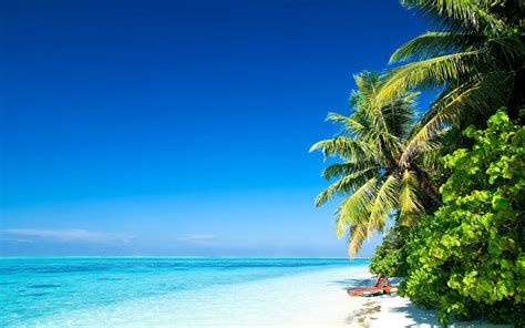 strand en de blauwe zee wallpaper mooie leuke achtergronden voor je bureaublad pc laptop