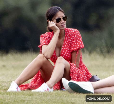 Melanie Sykes Relaxing In Primrose Hill Park Chatting Away With A