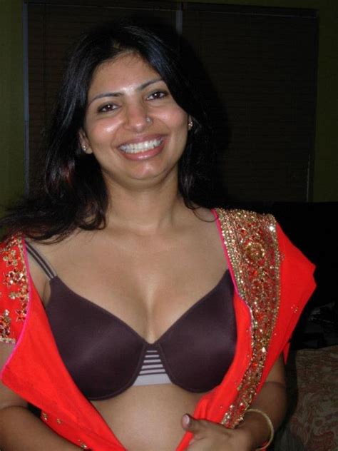 Pakistani House Wife Hot Sexy Boobs And Bra Show Spicy