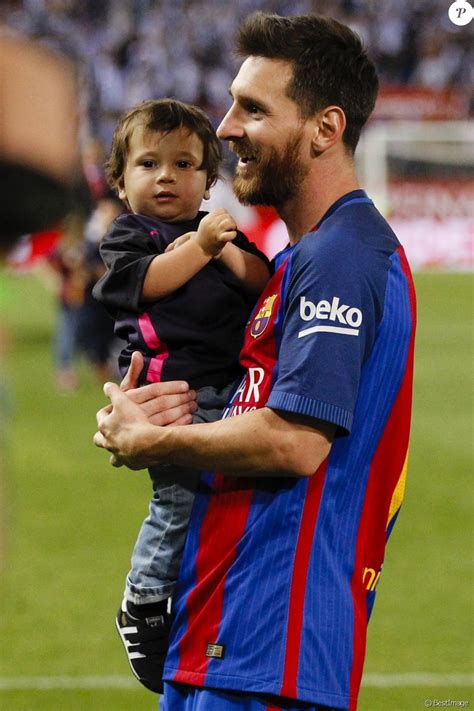 Lionel Messi Et Son Fils Mateo Il D Voile Enfin Son Visage Sur Une