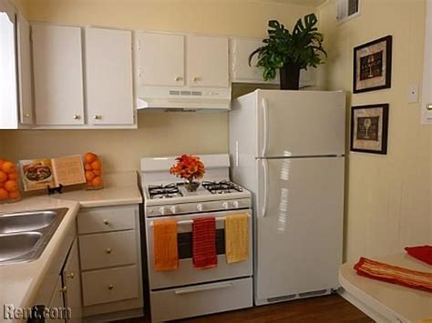 white refrigerator freezer sitting    kitchen    stove top oven
