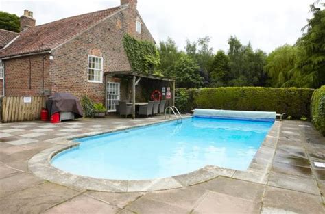 luxury east yorkshire airbnb  swimming pool hull