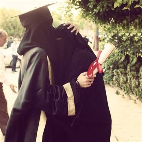 Niqabi Graduate Kissing Her Mom Hijab Fashion Muslim