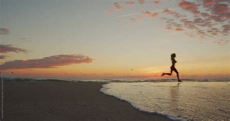 «athletes Running On Beach For Morning Run As Tide Rises Del