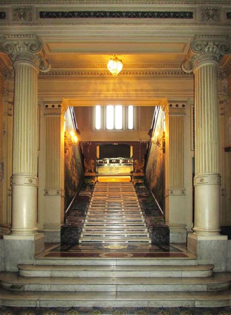 la escalera principal del palacio ocupa  lugar preponderante dentro