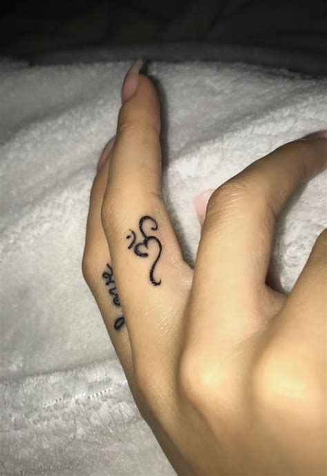 einfache tattoo designs um ihre lieblingsblume auf ihrer haut zu