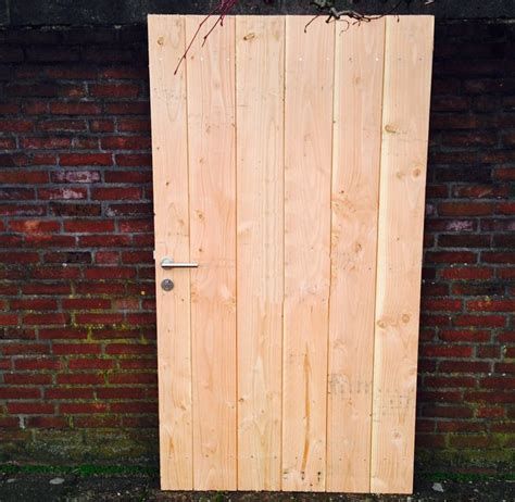 zelf een houten schuttingdeur maken poortdeur timmeren stalen