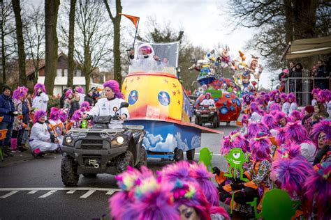 streep door carnaval  tubbergen alles ligt weer op zn gat foto tubantianl