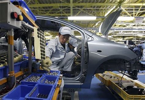 Japanese Auto Companies Extend Plant Shutdowns