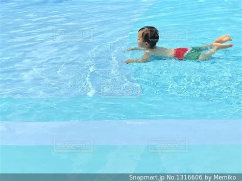 水のプールで泳いでいる人の写真・画像素材[1316606] Snapmart（スナップマート）