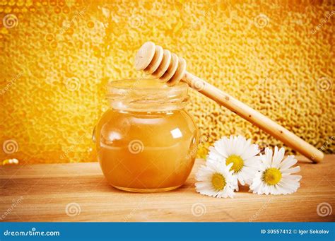 Glas Honig Auf Dem Hintergrund Von Bienenwaben Stockfoto Bild Von