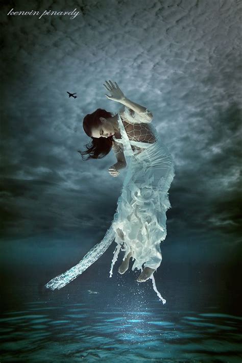 flying photo  photographer kenvin pinardy water photography underwater photography
