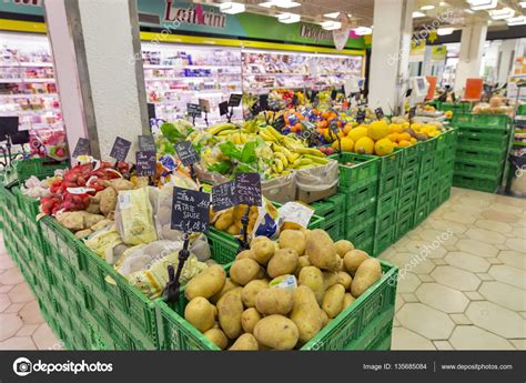 coop supermarkt gemuese und obstabteilung  murano italien redaktionelles stockfoto