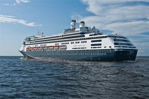 cruiseschip rotterdam op zee redactionele fotografie image  beschaving reis