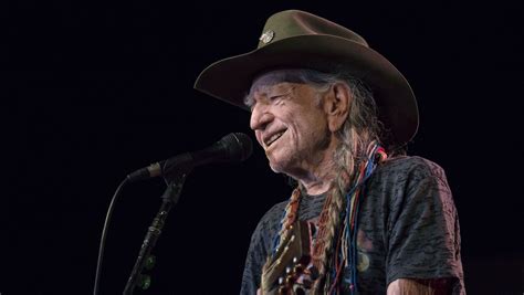 willie nelson declares hes   dead