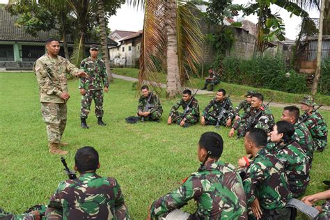hawaii guard members  indonesian soldiers share military tactics