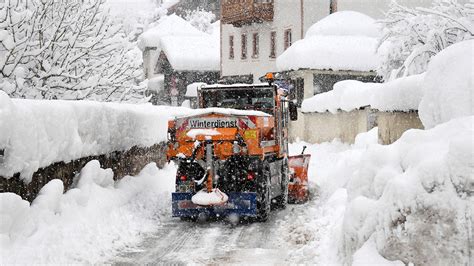 europe storms snow kill 16 strand motorists avalanche risk increases