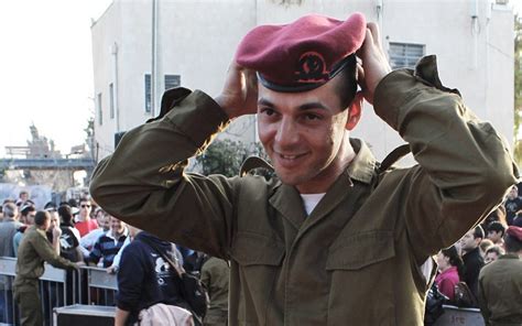 Age Gap Fades As Idf S Oldest Paratrooper Dons Red Beret The Times Of