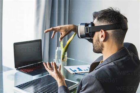 Geschäftsmann Trägt Virtual Reality Headset Im Büro Zu Hause