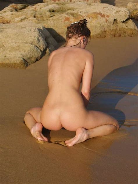 superbes clichés de filles nues dans le sable