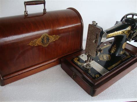 antieke singer  naaimachine met mooie goudkleurige catawiki