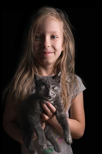 Kuvapankin Valokuva Otsikolla Kaunis Pieni Tyttö Jolla On Söpö Kissa