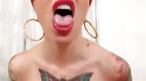 une salope tatouée se fait baise le cul pornodrome tv