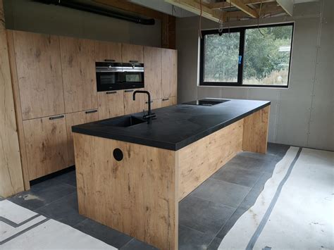 robuuste moderne eiken keuken met zwart blad de lange keukens