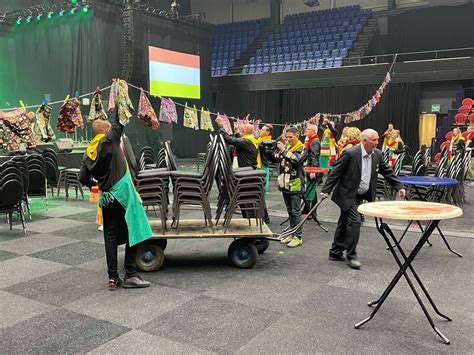 maaspoort heel het weekend  het teken van oeteldonk  sfeervol voor een sporthal foto