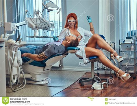 una donna calda sexy del dentista della testarossa