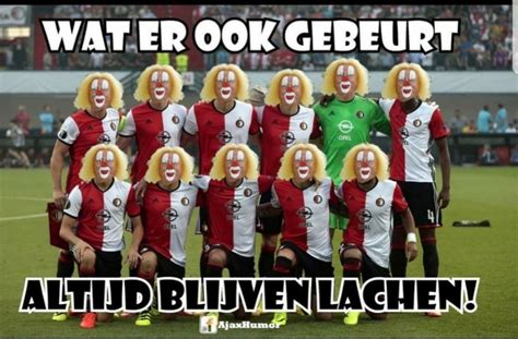 grappige plaatjes van voetballers met clowngezichten