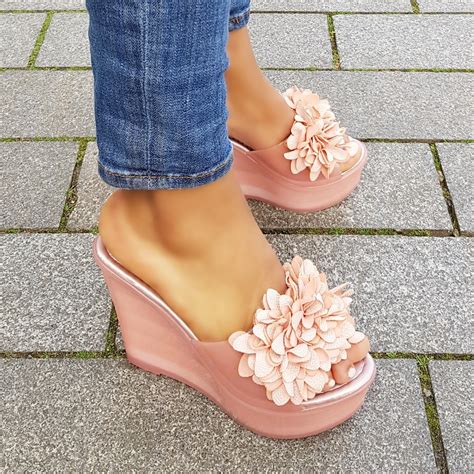 roze slippers met sleehak en bloemen bloem slippers met sleehak