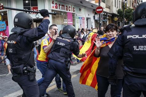un policía nacional con la porra en la mano comunidad valenciana el