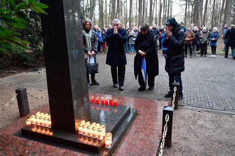 herdenking precies tachtig jaar na de moord op  sovjetsoldaten een deel van mijn hart blijft