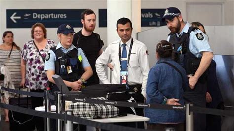 pekerja bandara di australia akan menjalani pemeriksaan lebih ketat