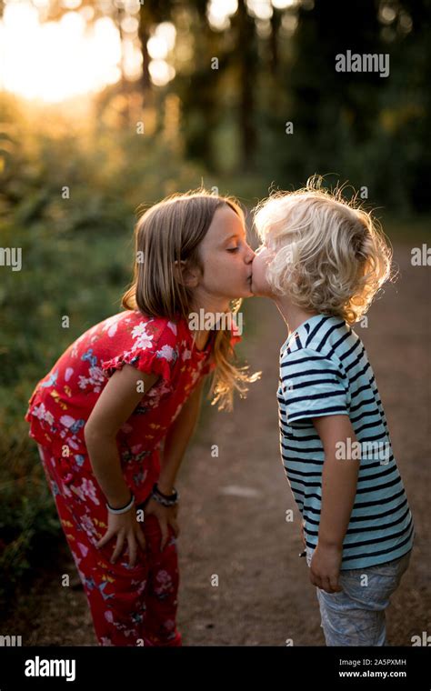 Sister Kissing Brother Fotos Und Bildmaterial In Hoher Auflösung – Alamy