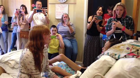 watch florence the machine sing with teenage hospice patient make us all cry music feeds
