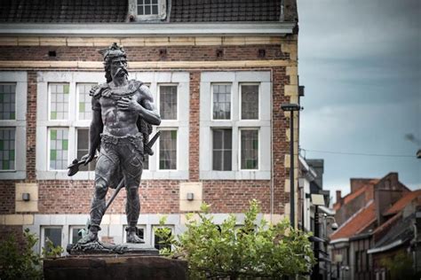 statue dambiorix  tongres en belgique en  statue gaulois belgique