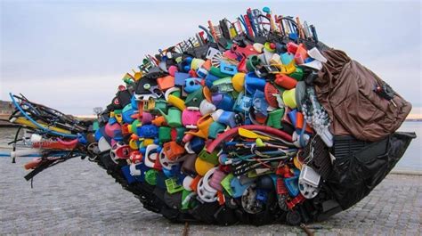 vis van plastic afval trash art waste art ocean trash art