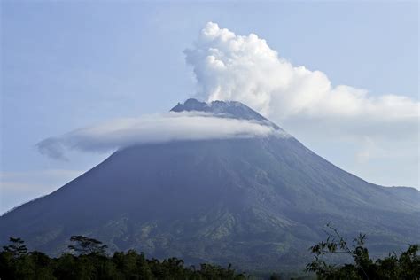 Indonesias Mt Merapi Volcano Erupts Twice Nyk Daily