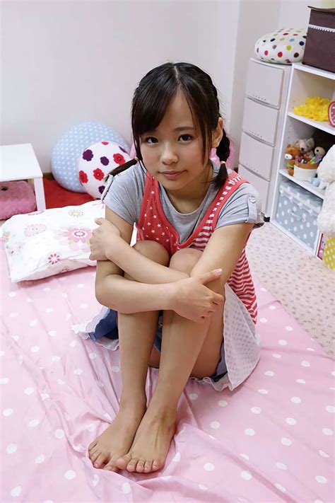 Kagami Shuna Highres Photo Medium 1girl Asian Barefoot Bed