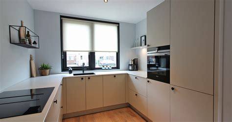 moderne keuken   vorm met wit composieten werkblad en geintegreerd afzuigsysteem witte