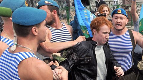 Russian Paratroopers Attack Lone Lgbt Activist For Protesting Anti Gay