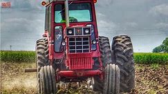 INTERNATIONAL 1566 Tractor Plowing