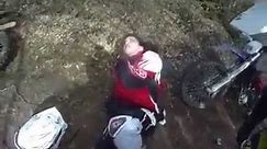 Motocyklista na crossie trafia na linke w lesie , ledwo przeżył... [18+]