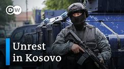 Serbian troops on alert after violent clashes in Kosovo | DW News