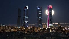 Time lapse de la luna llena sobre las cuatro torres de Madrid