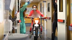 Vanni Oddera motociclista freestyle nelle corsie dell’ospedale: «Così regalo un sorriso ai bimbi malati»