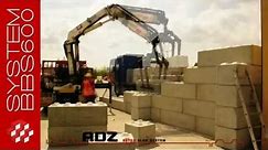 Układanie muru oporowego z bloków betonowych o dużej masie.